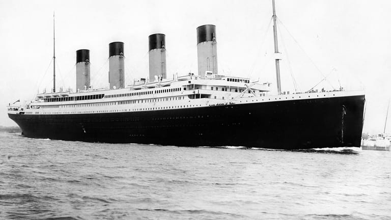 Die «RMS Titanic» ist in den Gewässern vor der damaligen Provinz Ulster zu sehen. Die Werft Harland & Wolff, in der die legendäre Titanic gebaut wurde, ist zahlungsunfähig.