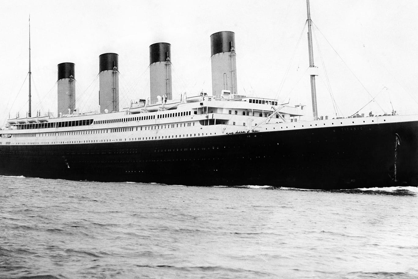 Die «RMS Titanic» ist in den Gewässern vor der damaligen Provinz Ulster zu sehen. Die Werft Harland & Wolff, in der die legendäre Titanic gebaut wurde, ist zahlungsunfähig.