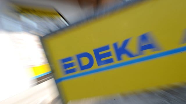 Ein Schild mit der Aufschrift "Edeka": Die Supermarktkette ruft derzeit Wurst zurück.