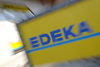 Ein Schild mit der Aufschrift "Edeka": Die Supermarktkette ruft derzeit Wurst zurück.
