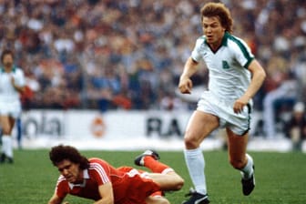 Antrittsstark: Harald Nickel (r.) 1980 gegen Frankfurts Bruno Pezzey.