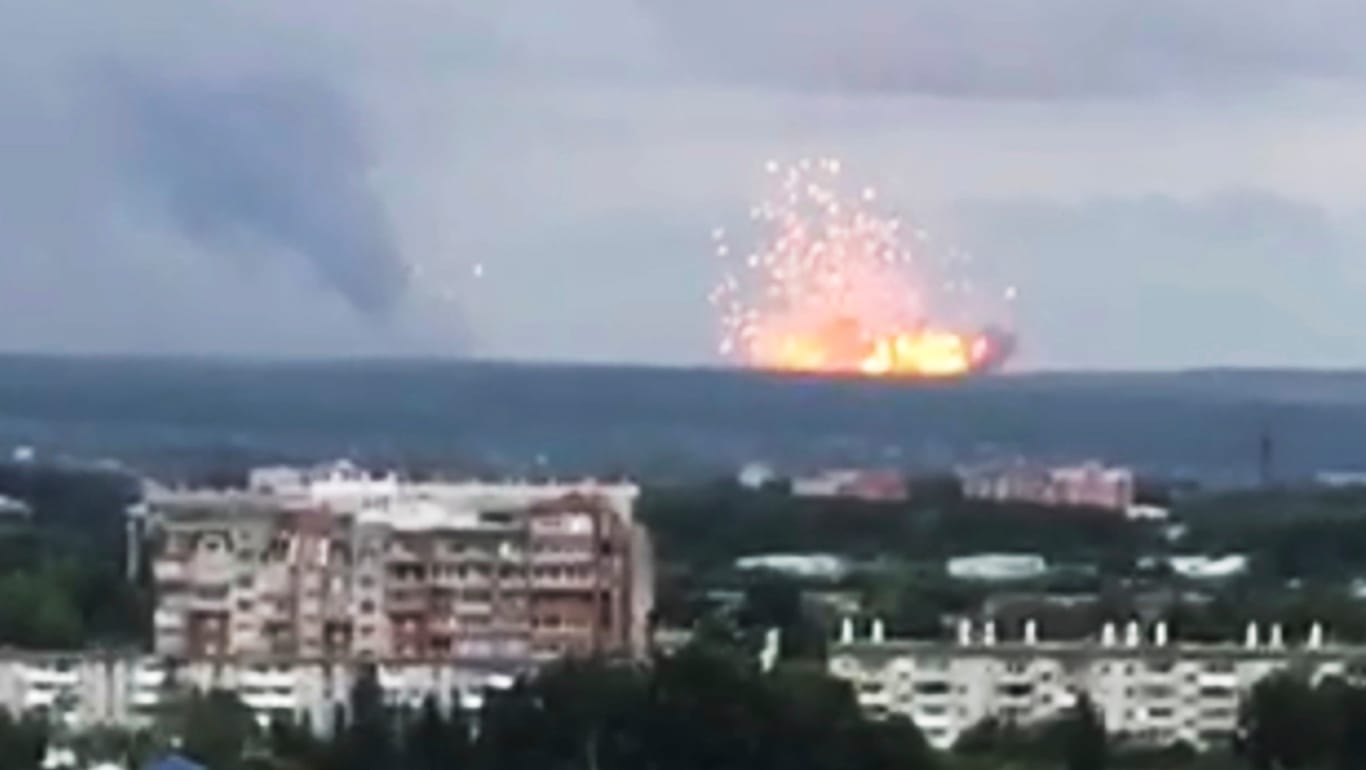 Russland, Atschinsk: Dieses Videostandbild zeigt eine Explosion in einem Munitionslager auf einem Militärstützpunkt.