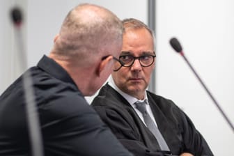 Der Verteidiger Christoph Jahrsdörfer (r) spricht im Aschaffenburger Landgericht mit dem 44-jährigen Angeklagten (l), der sich wegen verschiedenster Delikte verantworten muss.