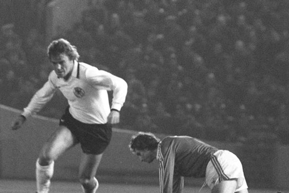 Der Gladbacher Harald Nickel (l) 1979 bei seinem Debüt in der Nationalmannschaft.