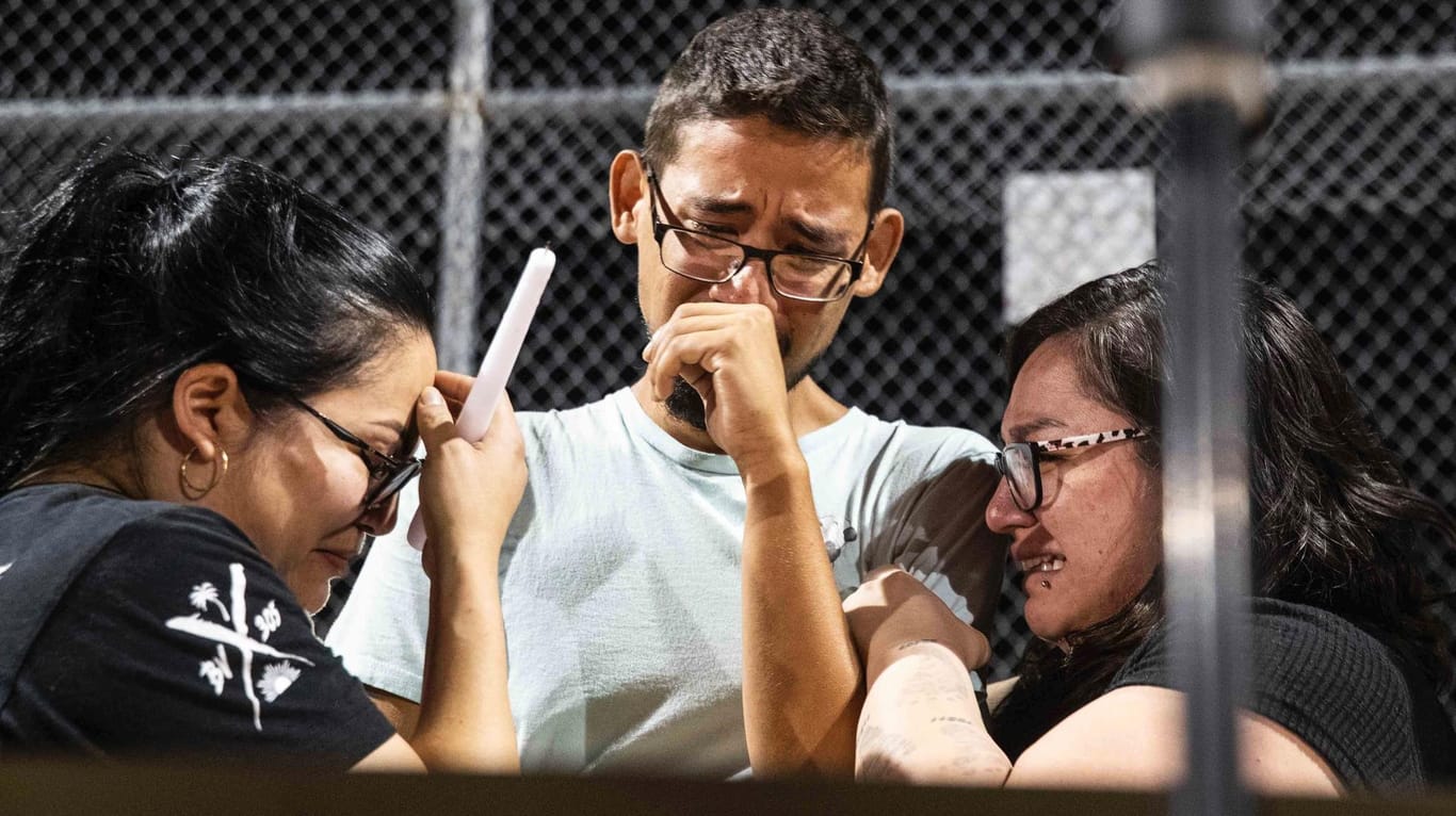 Nach dem Massaker in El Paso trauern Menschen am Anschlagsort.