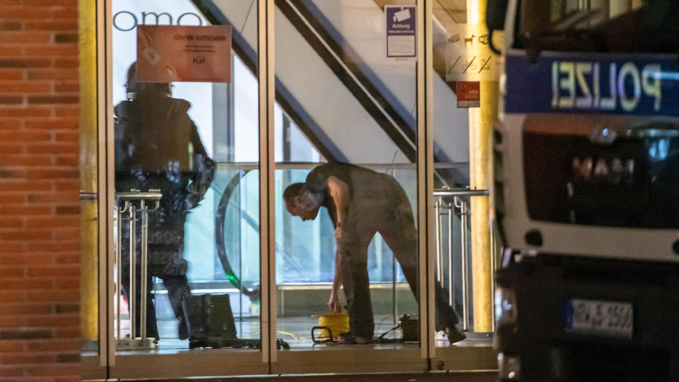Nordrhein-Westfalen, Duisburg: Polizisten sind aufgrund eines verdächtigen Gegenstandes in einem Einkaufszentrum im Einsatz.