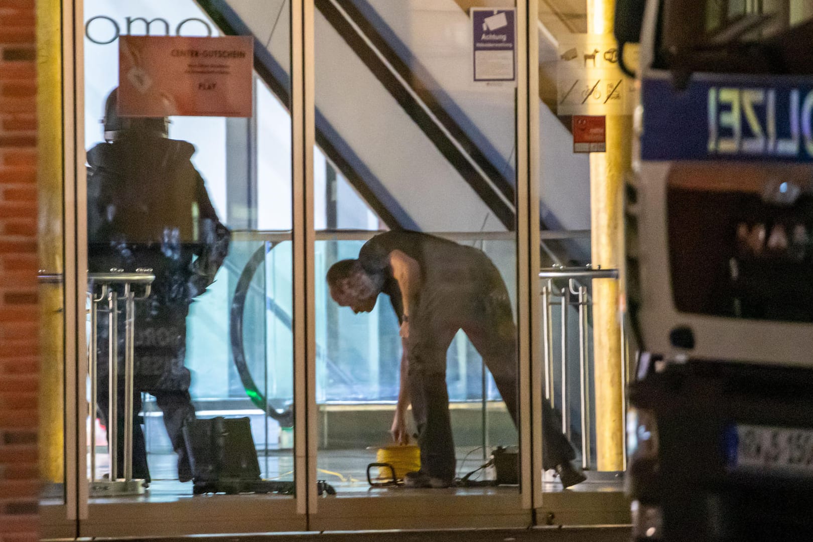 Nordrhein-Westfalen, Duisburg: Polizisten sind aufgrund eines verdächtigen Gegenstandes in einem Einkaufszentrum im Einsatz.