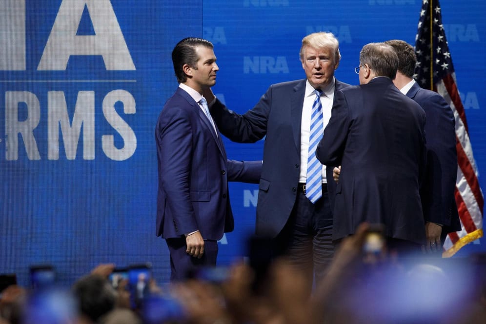 US-Präsident Trump, sein Sohn und die NRA-Chefs auf dem Jahreskongress der US-Waffenlobby.