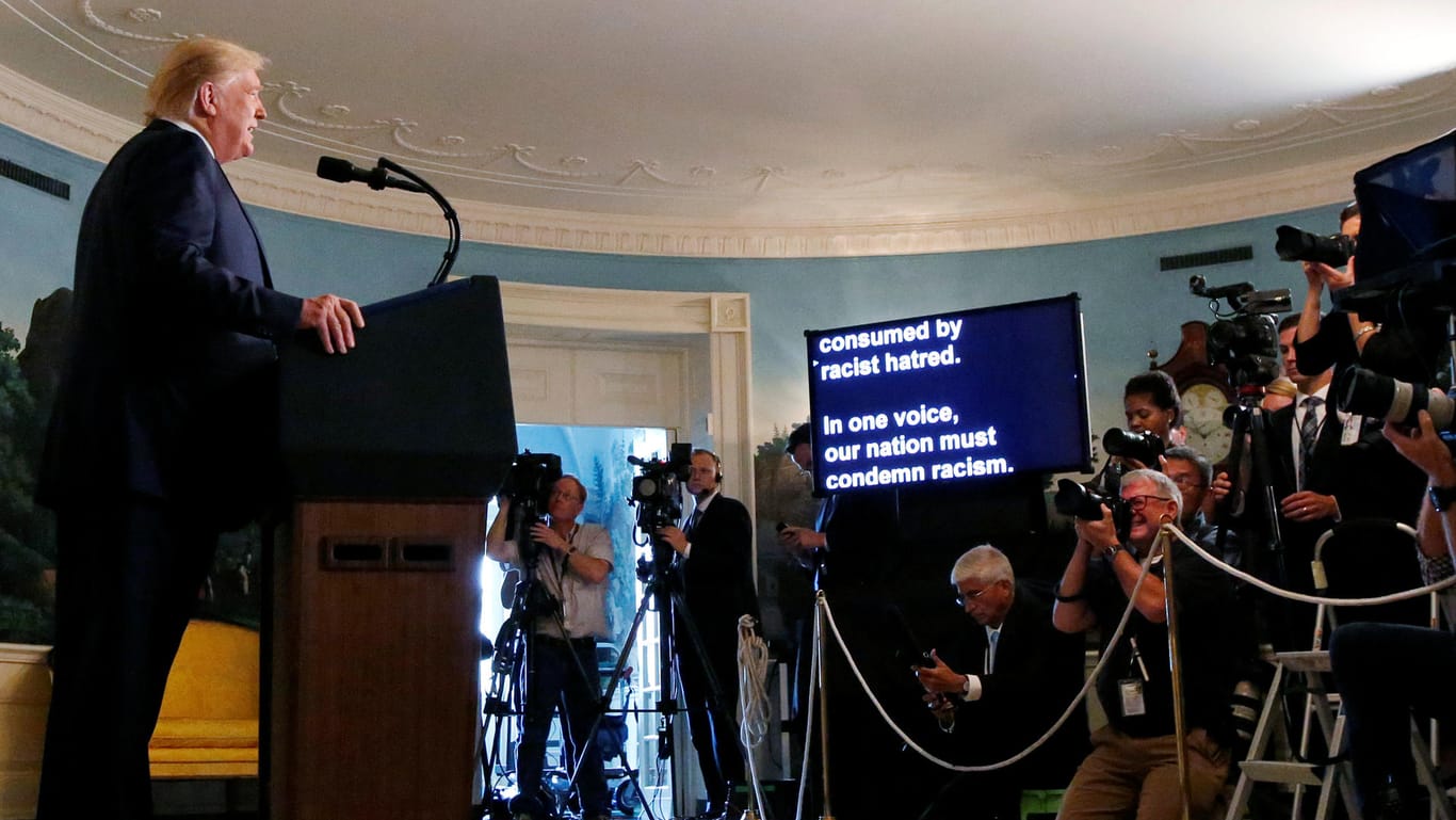 Donald Trump liest seine Erklärung zu den Morden in Texas und Ohio vom Teleprompter ab.