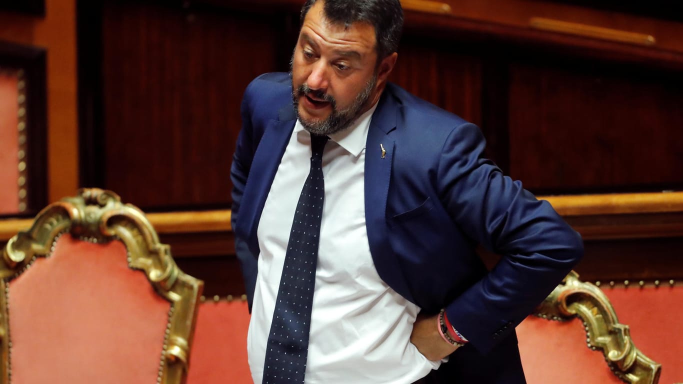 Matteo Salvini: Dem italienischen Innenminister ist die Seenotrettung ein Dorn im Auge, denn die Schiffe steuern immer wieder italienische Häfen an. Nun sollen härtere Strafen vom unerlaubten Befahren italienischer Gewässer abschrecken.