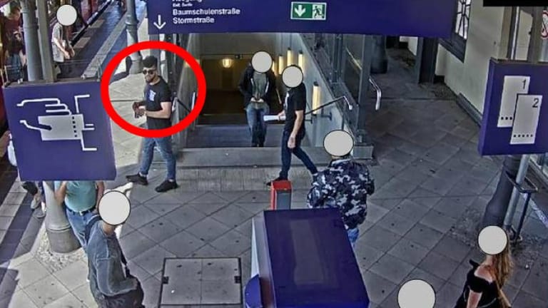 Überwachungsfoto vom S-Bahnhof Baumschulenweg in Berlin: Mit diesem Bild fahndet die Bundespolizei nach dem mutmaßlichen Angreifer.