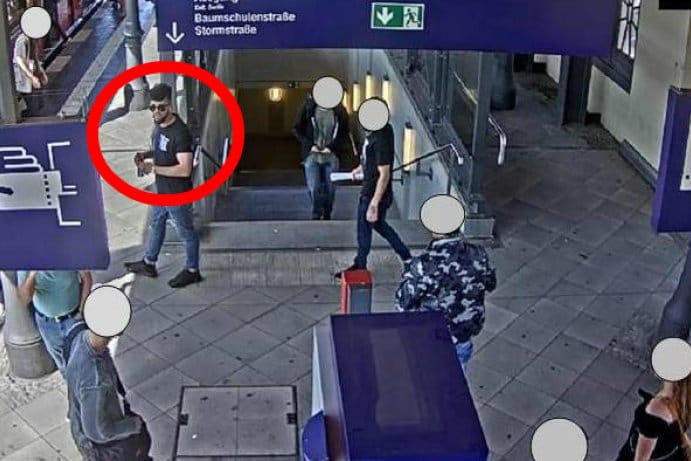 Überwachungsfoto vom S-Bahnhof Baumschulenweg in Berlin: Mit diesem Bild fahndet die Bundespolizei nach dem mutmaßlichen Angreifer.