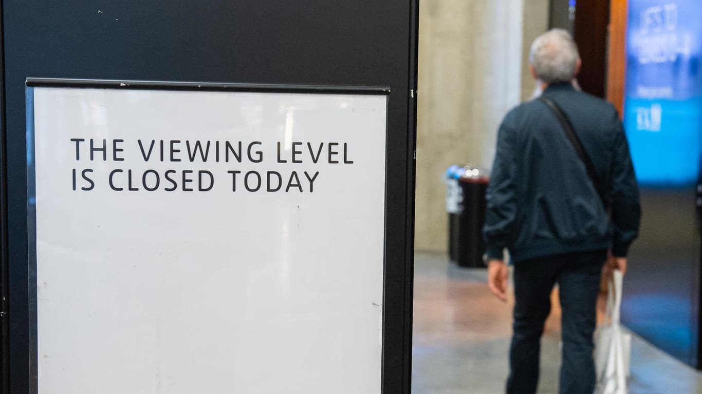 Die Aussichtsplattform der Londoner Tate Galerie ist geschlossen: Am Montag hat ein Jugendlicher offenbar einen Sechsjährigen aus dem 10. Stock des Gebäudes geworfen. Das Motiv ist bisher völlig unklar.