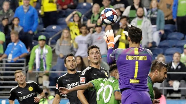 Dortmunds Torwart Roman Bürki ist für unbeschränkte Ein- und Auswechslungen. Dortmunds Torwart Roman Bürki ist für unbeschränkte Ein- und Auswechslungen.