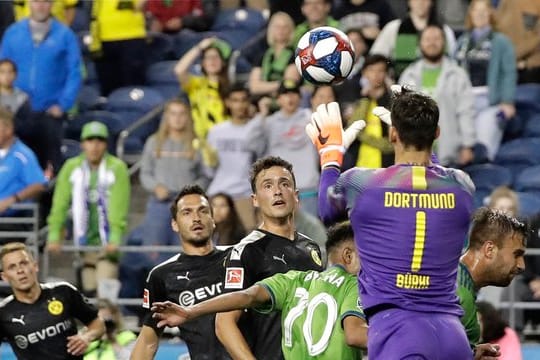 Dortmunds Torwart Roman Bürki ist für unbeschränkte Ein- und Auswechslungen.