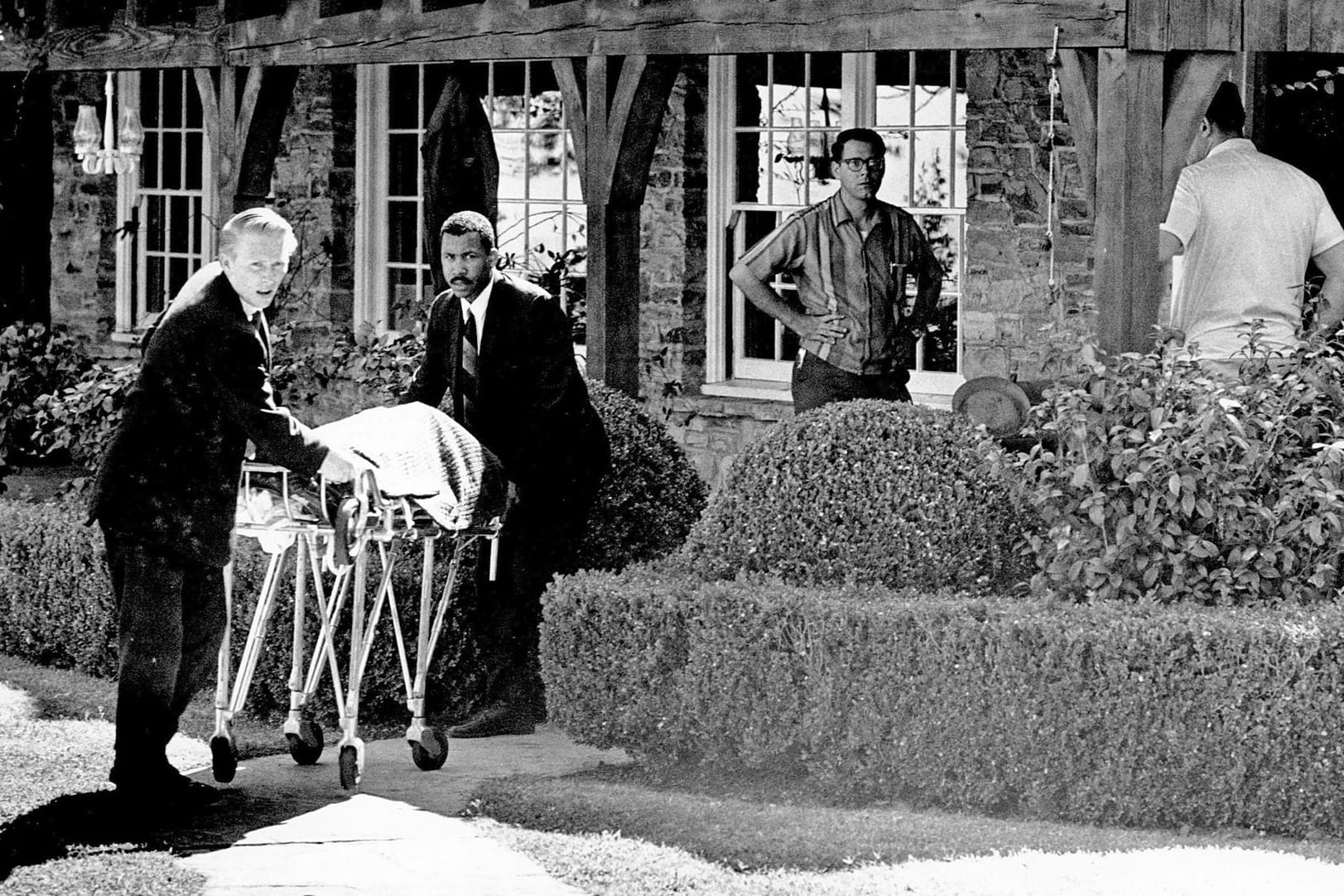 Männer bringen die Leiche von Sharon Tate aus dem Haus: Die Schauspielerin war hochschwanger, als sie der Manson-Mordserie zum Opfer fiel. (Archivbild)