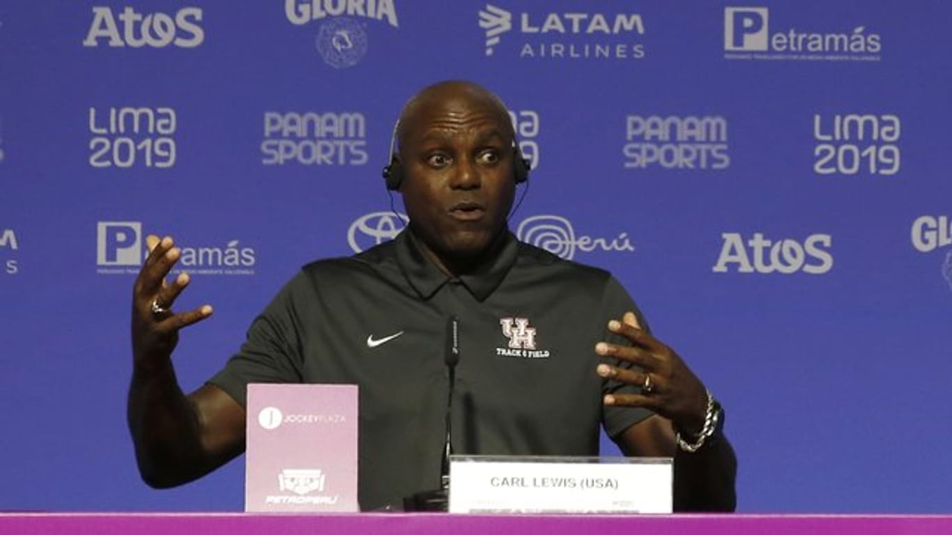 Carl Lewis bei einer Pressekonferenz in Lima.