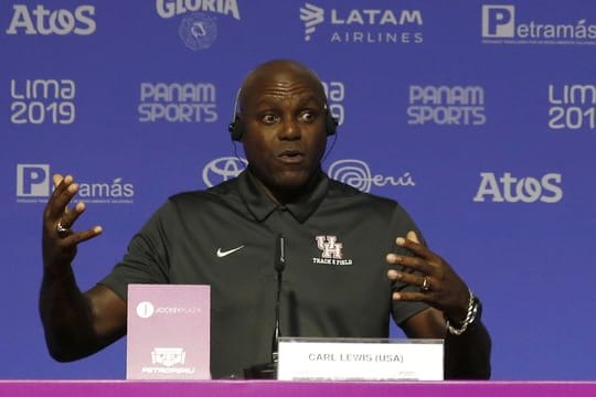 Carl Lewis bei einer Pressekonferenz in Lima.