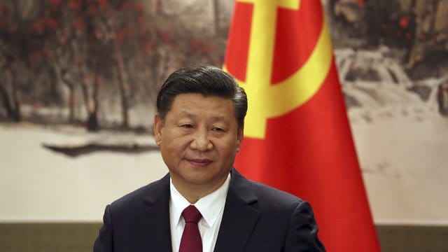 Chinas Präsident Xi Jinping bei einem Auftritt in der Großen Halle des Volkes in Peking. Chinas Präsident Xi Jinping bei einem Auftritt in der Großen Halle des Volkes in Peking.