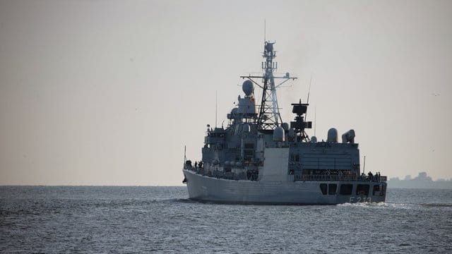 Die Fregatte "Augsburg" verlässt im Herbst 2018 den Marinehafen Wilhelmshaven.