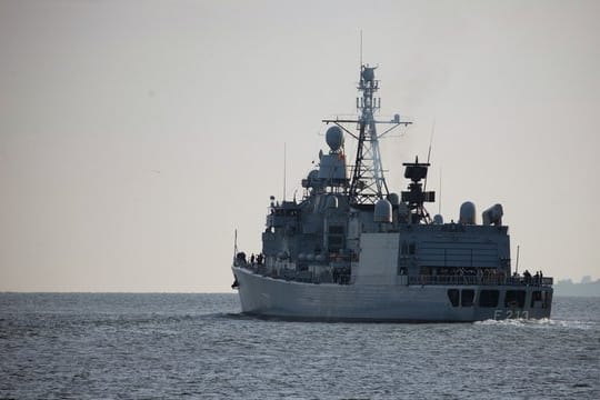 Die Fregatte "Augsburg" verlässt im Herbst 2018 den Marinehafen Wilhelmshaven.