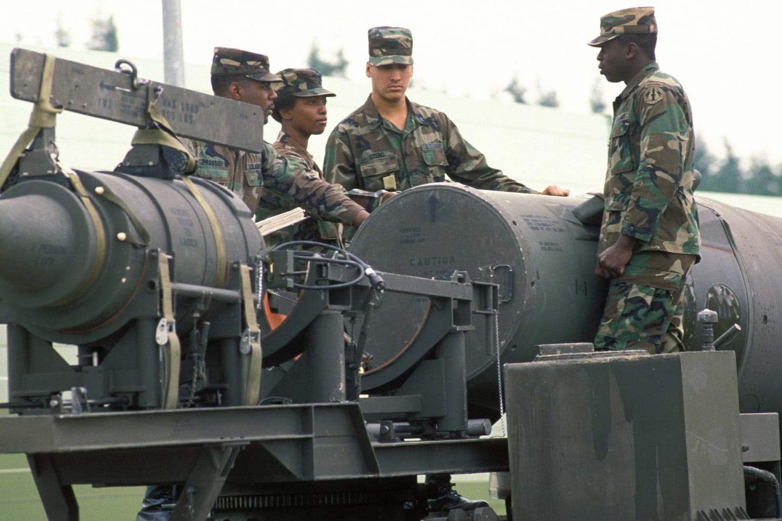 US-Soldaten verladen Mittelstreckenraketen nach der Unterzeichnung des INF-Vertrags 1988: Das Abrüstungsabkommen wurde aufgelöst, nun warnen die Chinesen vor der Installation von US-Raketensystemen in Asien.