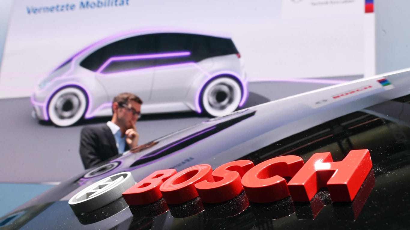 Logo und Schriftzug von Bosch: Der Bosch-Chef warnt davor, sich einseitig auf Elektrofahrzeuge zu konzentrieren.