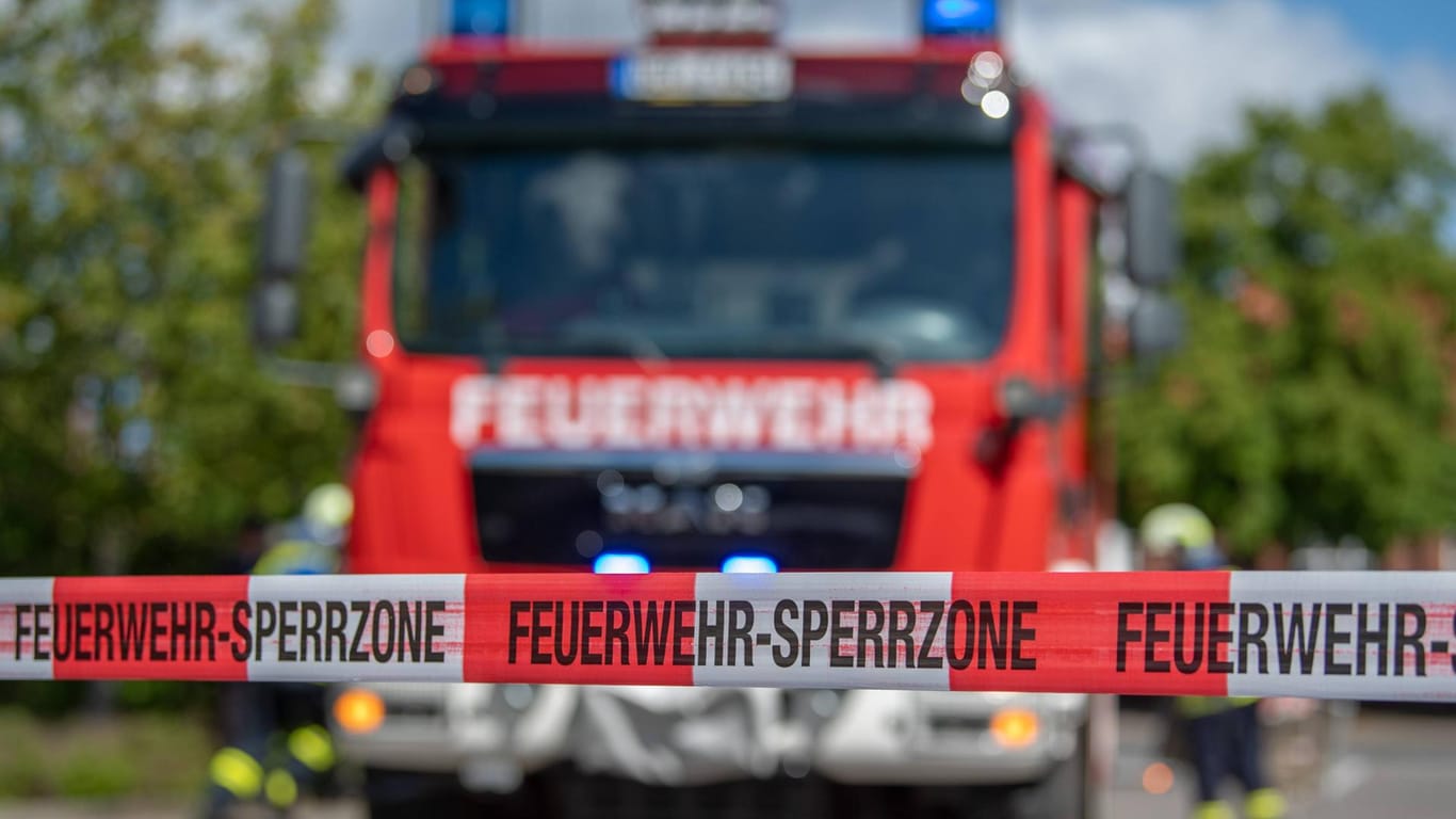 Feuerwehr im Einsatz: In der Nacht musste die Feuerwehr Wuppertal einen Brand in einem Mehrfamilienhaus löschen.