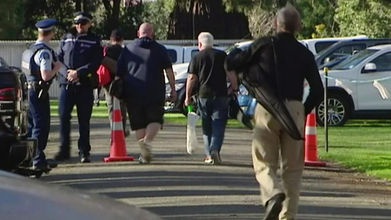 Waffenbesitzer bringen Gewehre zu einer Rückkaufveranstaltung in Christchurch: Halbautomatische Waffen sind in Neuseeland nun verboten. (Archivbild)