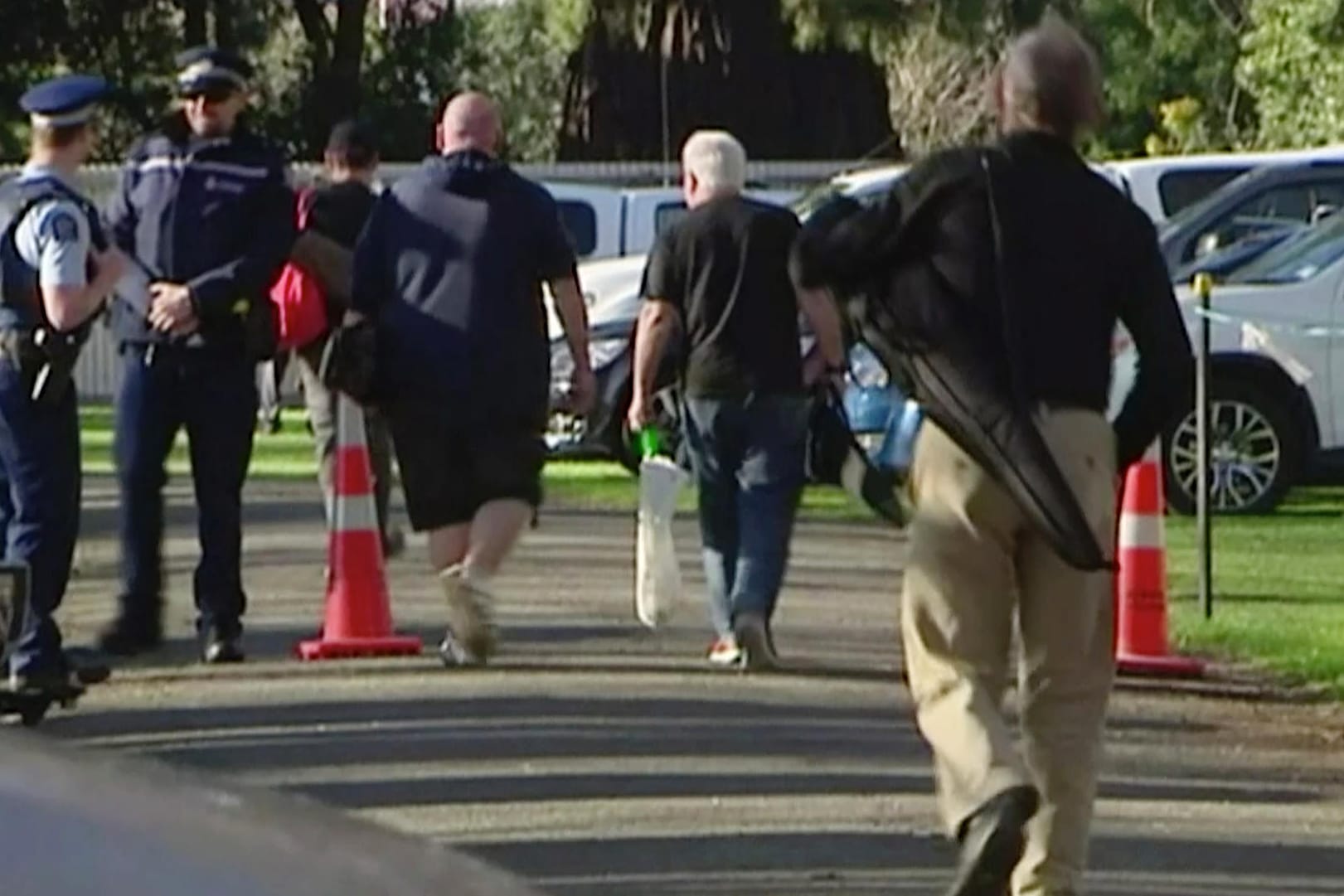 Waffenbesitzer bringen Gewehre zu einer Rückkaufveranstaltung in Christchurch: Halbautomatische Waffen sind in Neuseeland nun verboten. (Archivbild)