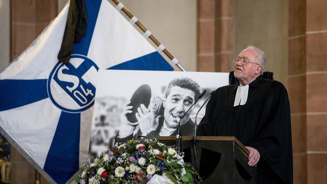 Hans-Joachim Dohm leitete unter anderem die Trauerfeier für den im Februar verstorbenen Rudi Assauer.