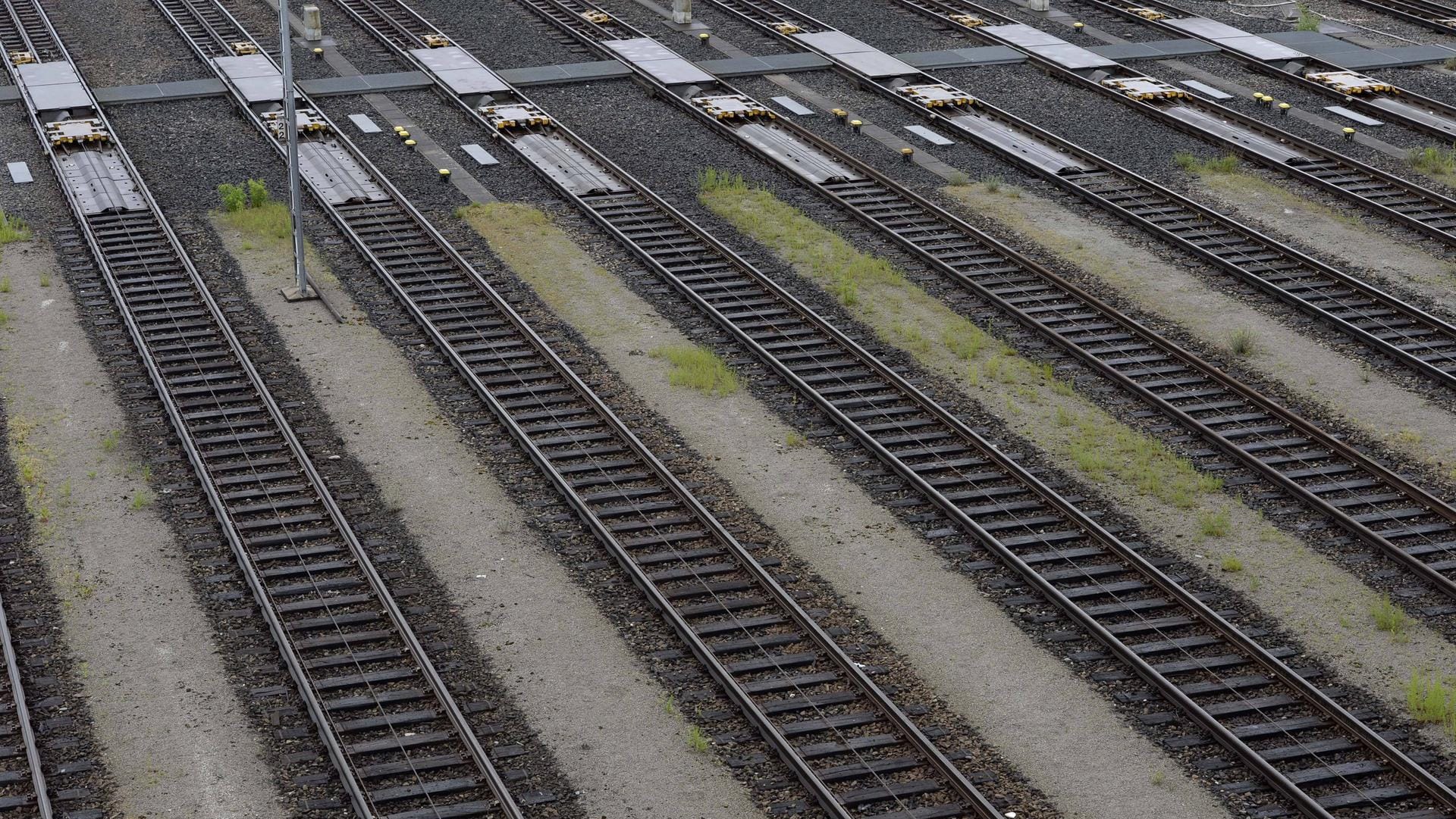 Leere Schienen an einem Rangierbahnhof: Beim Aufrichten auf einer Bahn kam die Frau der Oberleitung so nahe, dass ein Schlag sie traf. (Symbolbild)