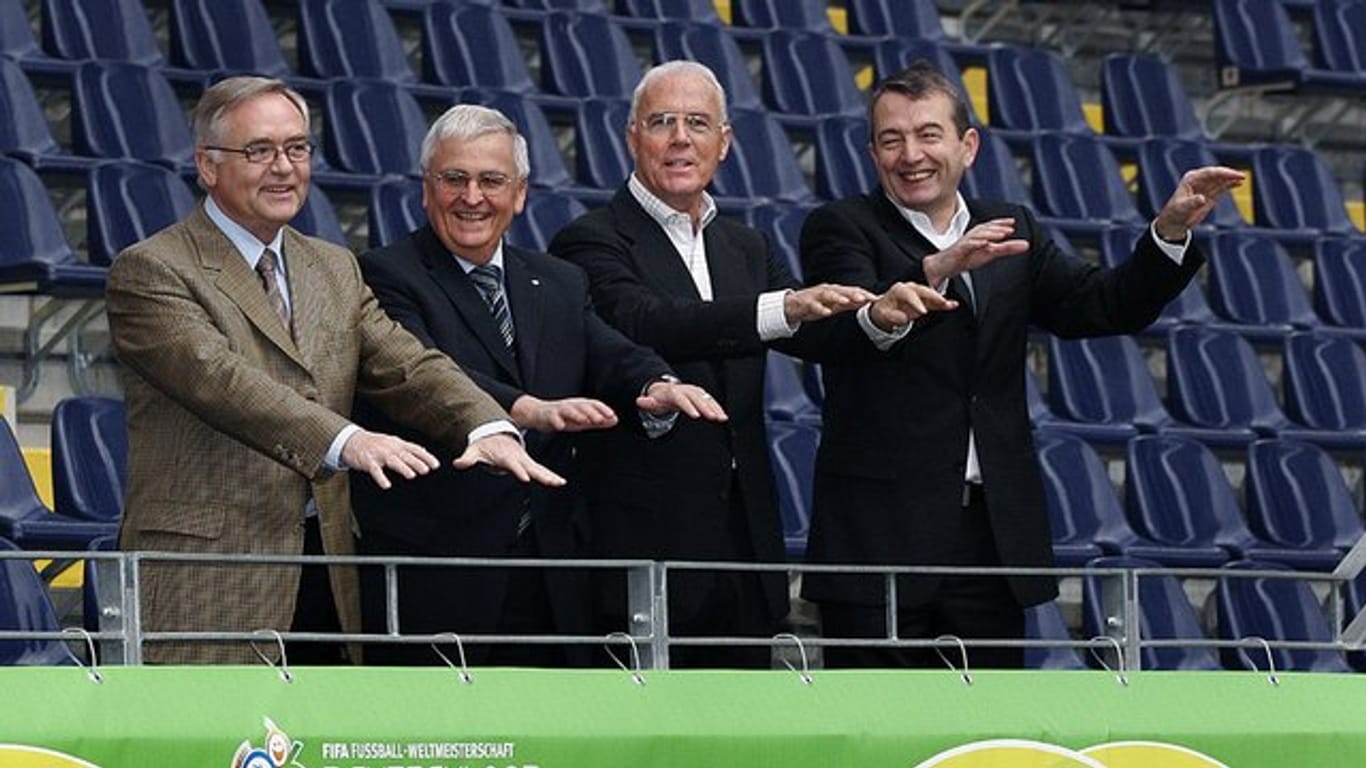 Das Präsidium des Organisationskomitees für die Fußball-WM 2006 (l-r): Horst R.