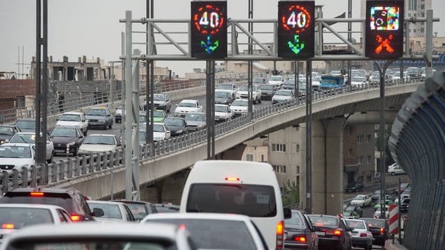 Verstopfte Straßen in der iranischen Hauptstadt Teheran: Tätowierte Menschen müssen nun einen zusätzlichen Test ablegen, bevor sie hinters Steuer dürfen. Verstopfte Straßen in der iranischen Hauptstadt Teheran: Tätowierte Menschen müssen nun einen zusätzlichen Test ablegen, bevor sie hinters Steuer dürfen.