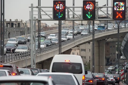 Verstopfte Straßen in der iranischen Hauptstadt Teheran: Tätowierte Menschen müssen nun einen zusätzlichen Test ablegen, bevor sie hinters Steuer dürfen.