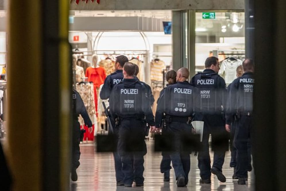 Polizeibeamte beim Einsatz in dem Einkaufszentrum in Duisbureg.