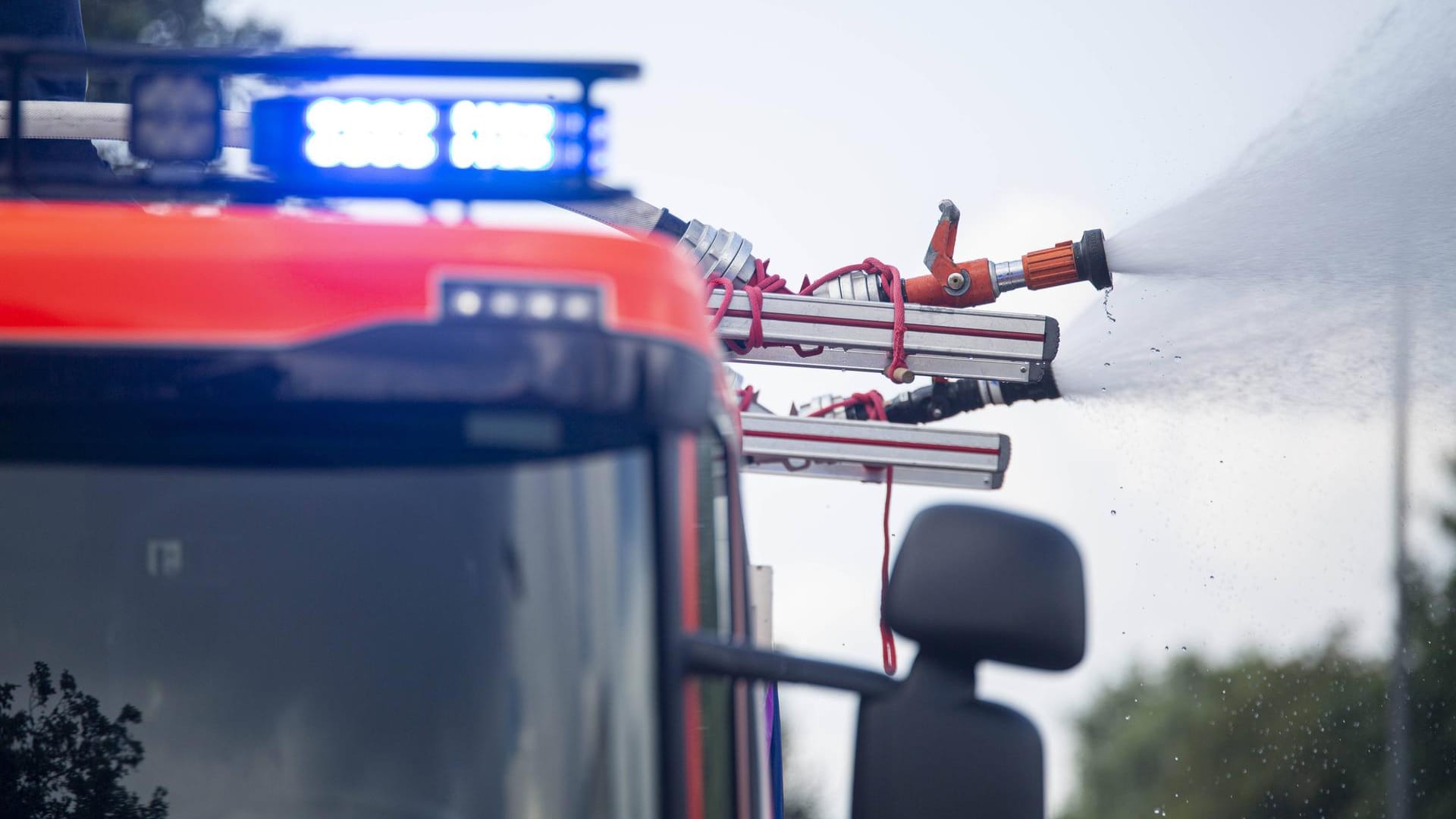 Die Feuerwehr im Einsatz: In Hagen hält ein Großbrand Feuerwehren des Umlandes in Atem.