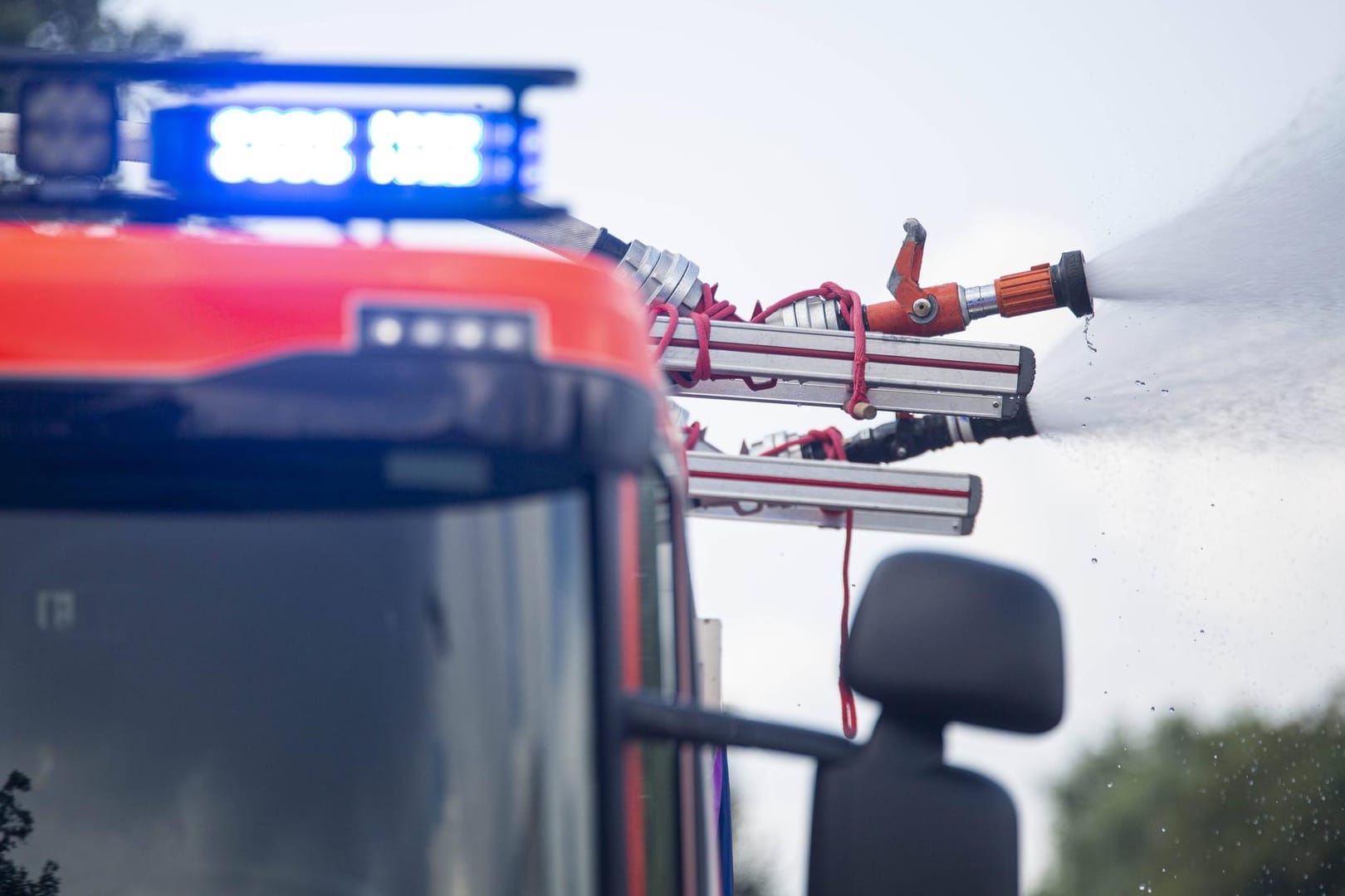 Die Feuerwehr im Einsatz: In Hagen hält ein Großbrand Feuerwehren des Umlandes in Atem.