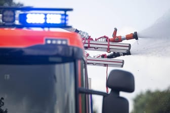 Die Feuerwehr im Einsatz: In Hagen hält ein Großbrand Feuerwehren des Umlandes in Atem.