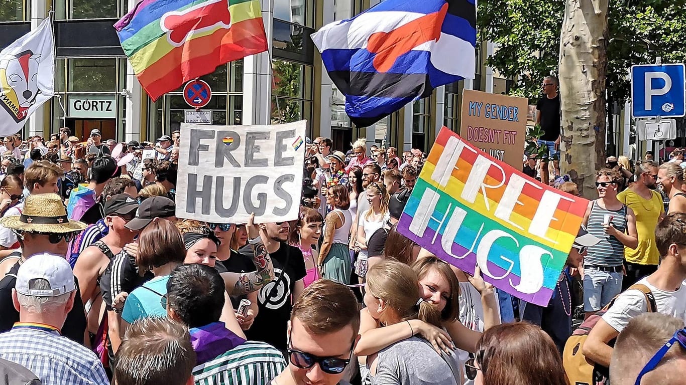 Christopher Street Day in Berlin: Free hugs – Umarmungen für alle.