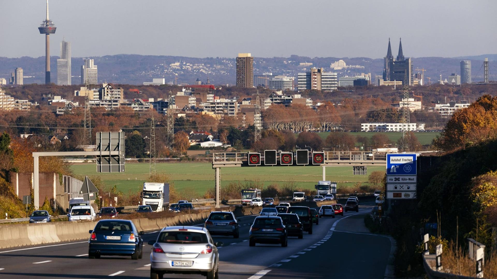 Ein Abschnitt der Autobahn A4 vor dem Kreuz Köln West: Die Abfahrt Köln-Eifeltor wird an zwei Wochenenden im August gesperrt. Ein Abschnitt der Autobahn A4 vor dem Kreuz Köln West: Die Abfahrt Köln-Eifeltor wird an zwei Wochenenden im August gesperrt.