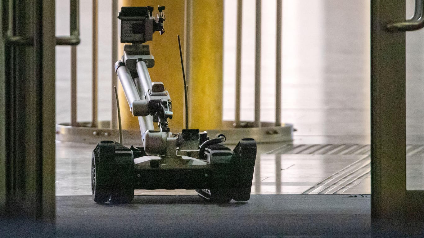Ein ferngesteuerter Roboter in Duisburg: Ein Mann wird verdächtigt, eine Bombenattrappe in einem Einkaufszentrum abgestellt zu haben.