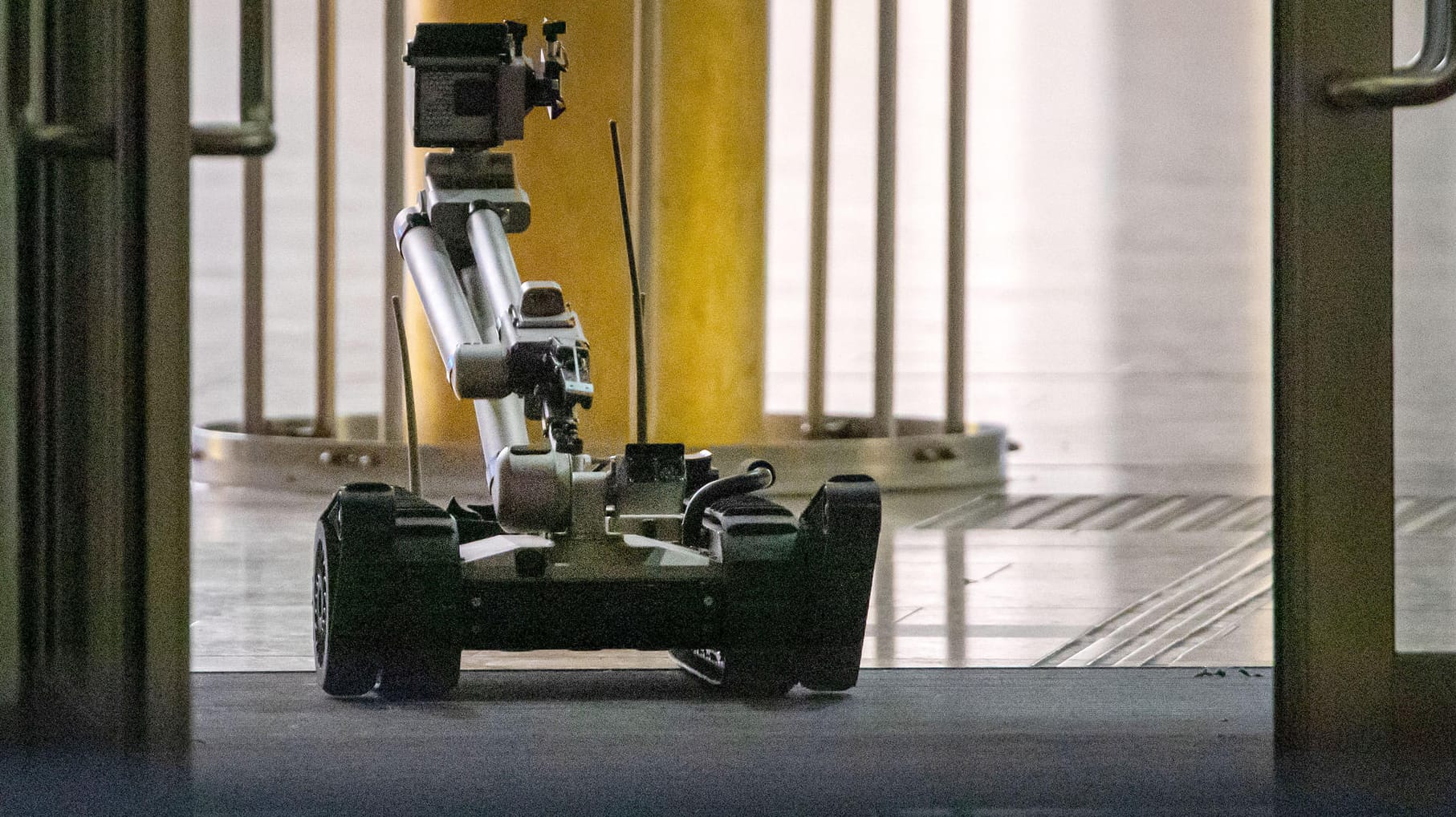 Ein ferngesteuerter Roboter in Duisburg: Ein Mann wird verdächtigt, eine Bombenattrappe in einem Einkaufszentrum abgestellt zu haben.