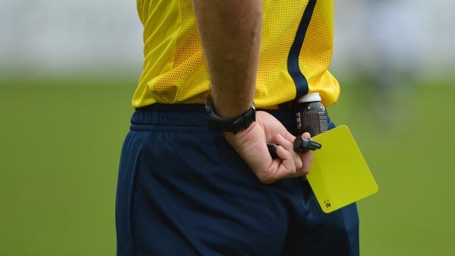 Auch die Trainer können jetzt mit einer Gelben Karte verwarnt werden.