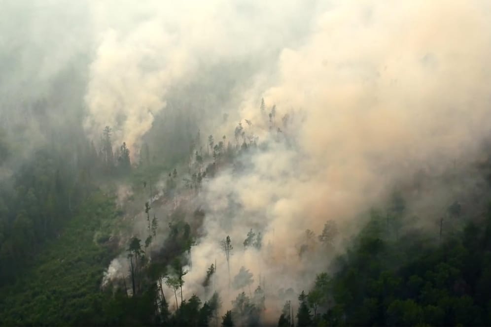 Flammen ziehen über dem Wald in Krasnojarsk in Sibirien auf: Bis das Feuer gelöscht ist, könnte es Spätherbst sein. (Archivbild)