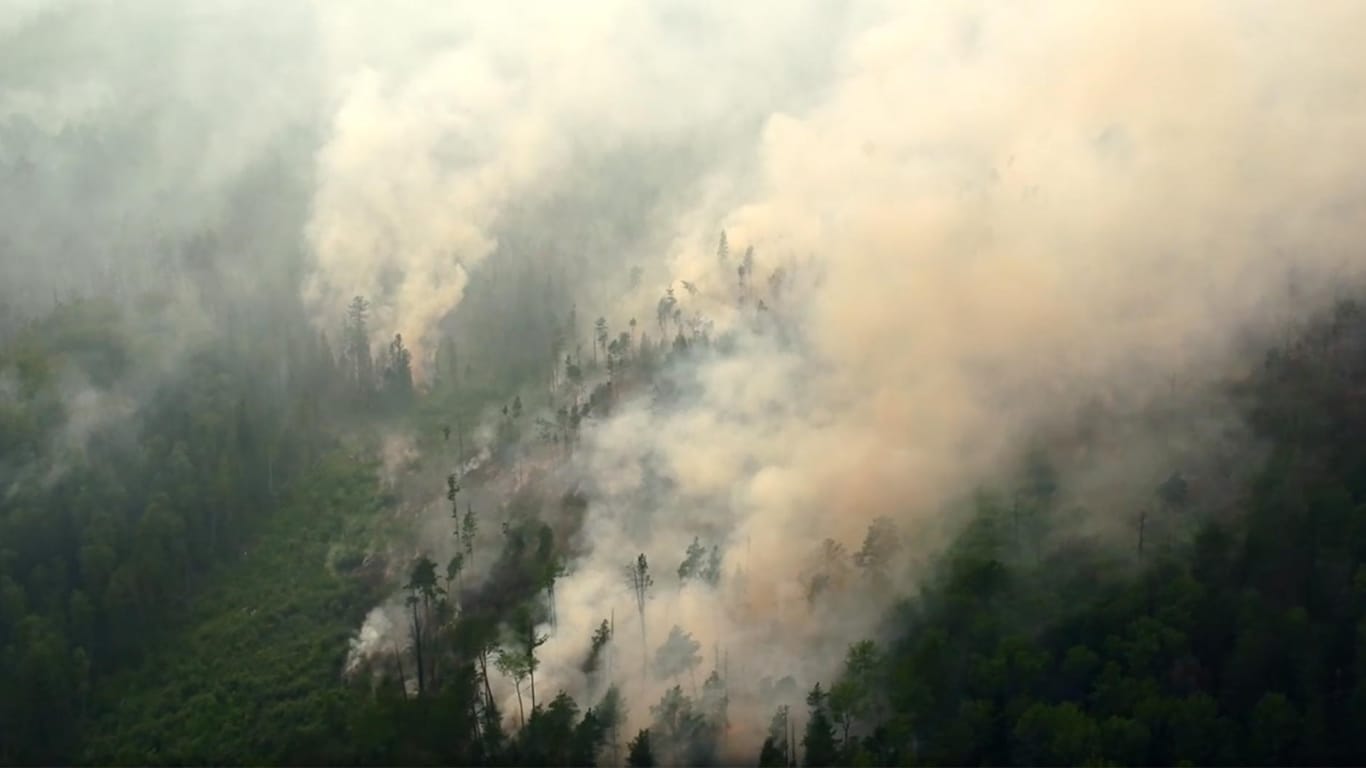 Flammen ziehen über dem Wald in Krasnojarsk in Sibirien auf: Bis das Feuer gelöscht ist, könnte es Spätherbst sein. (Archivbild)