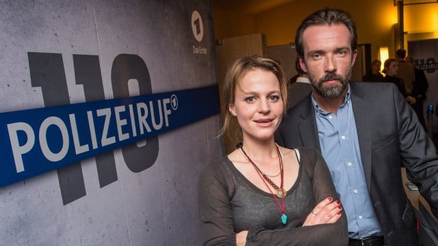 Die Kommissare Olga Lenski (Maria Simon) und Adam Raczek (Lucas Gregorowicz) bekommen es Ende August mit rätselhaften Anschlägen auf einen polnischen Bauernhof zu tun.