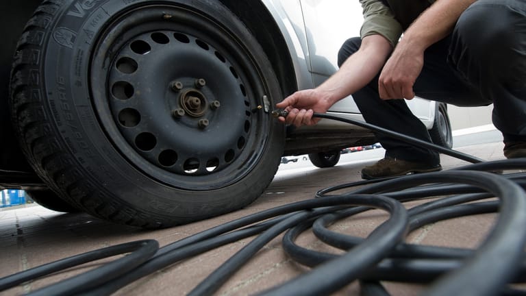 Luftdruck erhöhen: Schwer beladene Autos brauchen mehr Luft auf den Reifen.