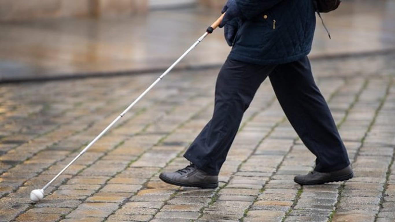 Ein Blindenstock wird von einem Sehbehinderten geführt: In Köln wurde ein blinder Mann brutal überfallen. (Symboldbild)