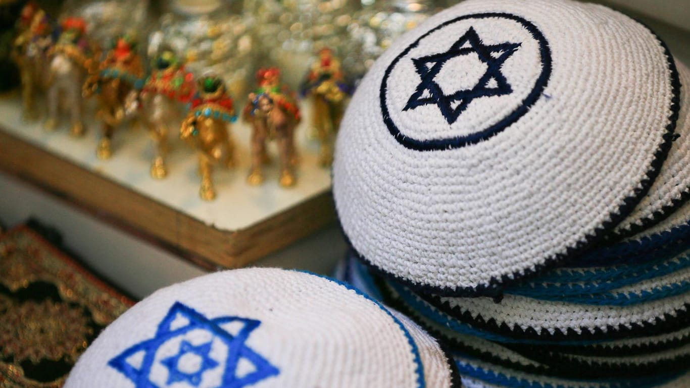 Traditionelle jüdische Kopfbedeckung: In München wurden ein Rabbiner und seine Söhne Opfer eines antisemitischen Übergriffs – sie trugen Kippot.